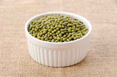 Mung fasulyesi seramik cocotte ve çuval bezi arkaplanı