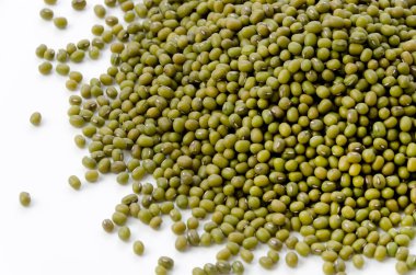 Beyaz arka planda mung fasulyesi