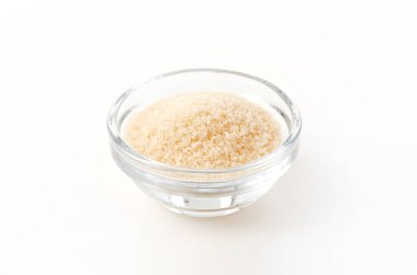 San-ontou, beyaz arka planda cam kasede açık kahverengi şeker.