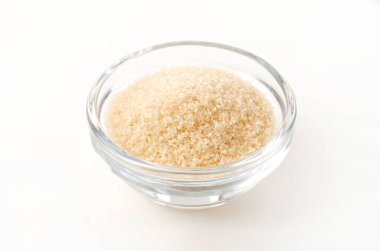 San-ontou, beyaz arka planda cam kasede açık kahverengi şeker.