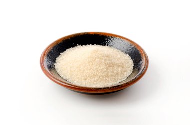 San-ontou, beyaz arka planda siyah tabakta açık kahverengi şeker.