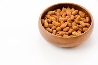 Tahta yuvarlak kasede kavrulmuş fıstık.