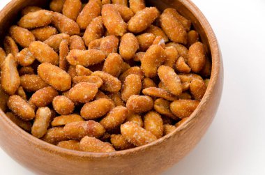 Tahta yuvarlak kasede kavrulmuş fıstık.