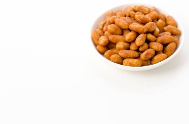 Beyaz arka planda kavrulmuş fıstık.