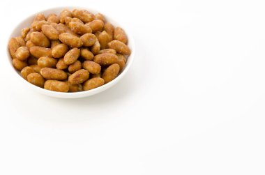 Beyaz arka planda kavrulmuş fıstık.