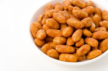 Beyaz arka planda kavrulmuş fıstık.