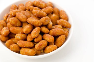 Beyaz arka planda kavrulmuş fıstık.