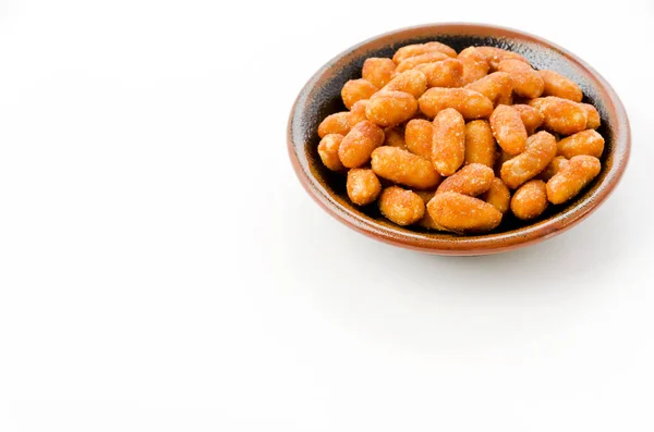 Mel Torrado Amendoins Uma Placa Preta Fundo Branco — Fotografia de Stock