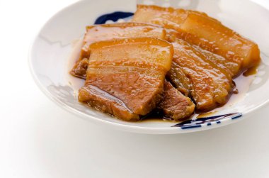 Beyaz arka planda haşlanmış domuz göbeği.