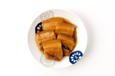 Beyaz arka planda haşlanmış domuz göbeği.