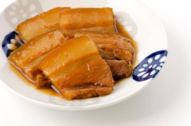 Beyaz arka planda haşlanmış domuz göbeği.