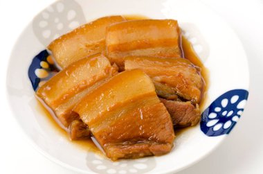 Beyaz arka planda haşlanmış domuz göbeği.