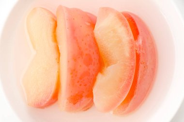 Beyaz bir tabakta elma kompostosu