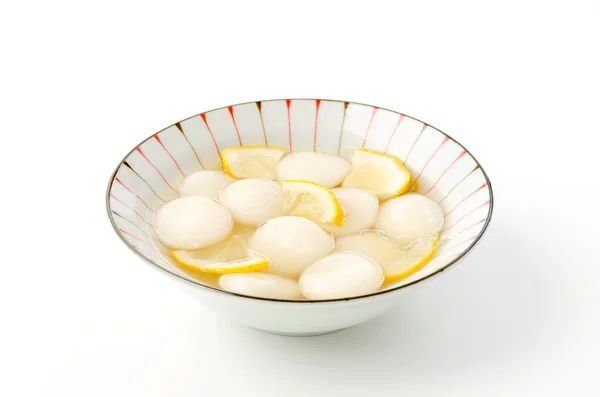 甘いレモンシロップの白玉団子 — ストック写真