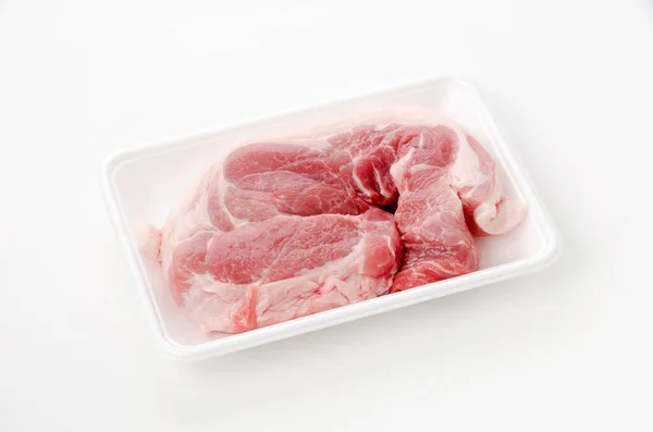 Carne Maiale Cruda Vassoio Schiuma Sfondo Bianco — Foto Stock