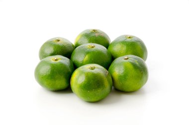 Citrus unshiu, beyaz arkaplanda Mandarin satsuma portakalı