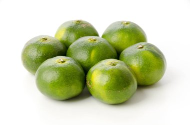 Citrus unshiu, beyaz arkaplanda Mandarin satsuma portakalı