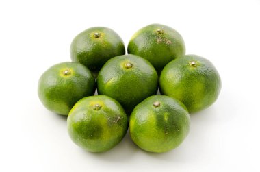 Citrus unshiu, beyaz arkaplanda Mandarin satsuma portakalı