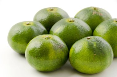 Citrus unshiu, beyaz arkaplanda Mandarin satsuma portakalı