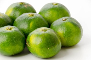 Citrus unshiu, beyaz arkaplanda Mandarin satsuma portakalı