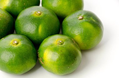 Citrus unshiu, beyaz arkaplanda Mandarin satsuma portakalı