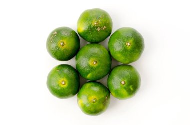 Citrus unshiu, beyaz arkaplanda Mandarin satsuma portakalı