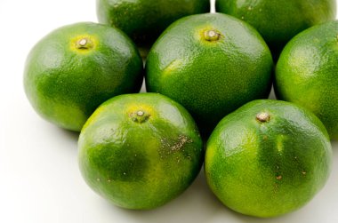 Citrus unshiu, beyaz arkaplanda Mandarin satsuma portakalı