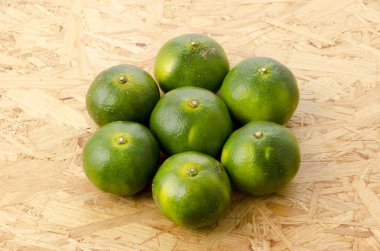 Citrus unshiu, Mandarin satsuma portakalı kontrplak tahtası arka planında