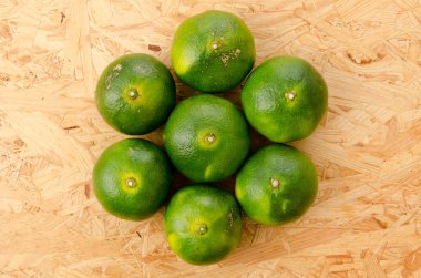 Citrus unshiu, Mandarin satsuma portakalı kontrplak tahtası arka planında