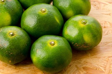 Citrus unshiu, Mandarin satsuma portakalı kontrplak tahtası arka planında