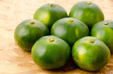 Citrus unshiu, Mandarin satsuma portakalı kontrplak tahtası arka planında