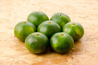 Citrus unshiu, Mandarin satsuma portakalı kontrplak tahtası arka planında