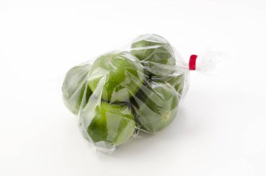 Citrus unshiu, mandarin satsuma turuncu beyaz arka planda plastik torba.