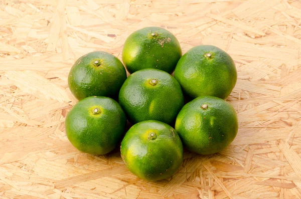 Citrus unshiu, Mandarin satsuma portakalı kontrplak tahtası arka planında