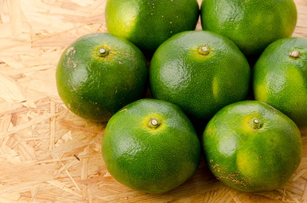 Citrus unshiu, Mandarin satsuma portakalı kontrplak tahtası arka planında