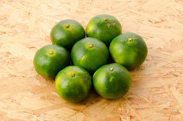 Citrus unshiu, Mandarin satsuma portakalı kontrplak tahtası arka planında