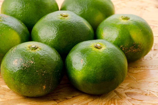 Citrus unshiu, Mandarin satsuma portakalı kontrplak tahtası arka planında