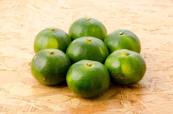 Citrus unshiu, Mandarin satsuma portakalı kontrplak tahtası arka planında