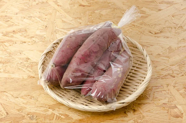 Giapponese Dolce Potatos Beni Haruka Sacchetto Plastica Setaccio Bambù Sfondo — Foto Stock