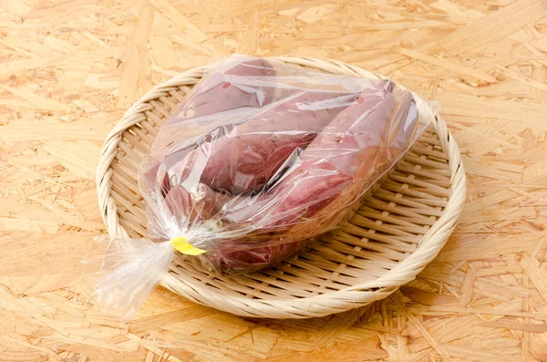 Giapponese Dolce Potatos Beni Haruka Sacchetto Plastica Setaccio Bambù Sfondo — Foto Stock