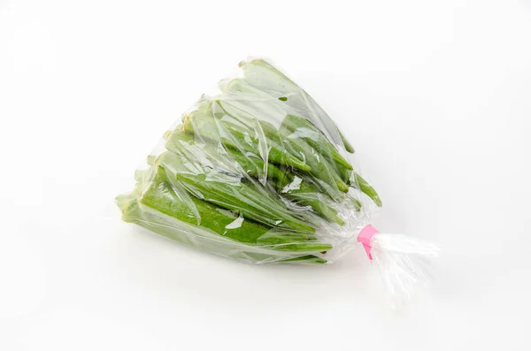 Färsk Okra Plastpåse Vit Bakgrund — Stockfoto