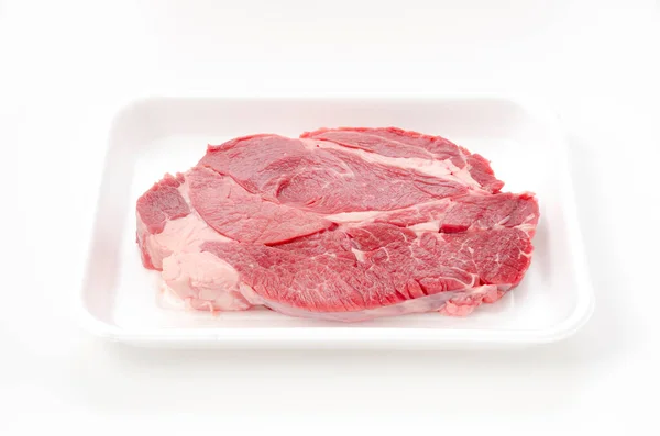 Beyaz Arka Planda Köpük Tepside Taze Çiğ Biftek — Stok fotoğraf