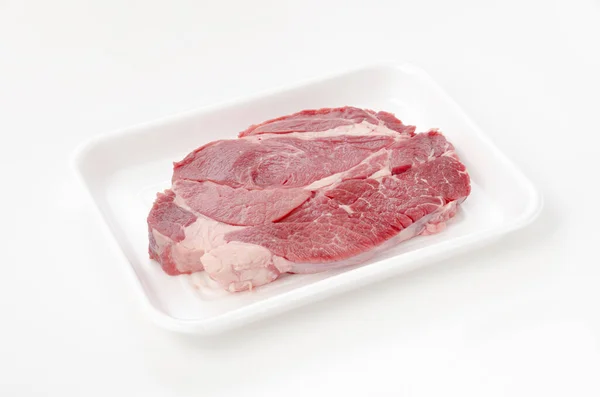 Beyaz Arka Planda Köpük Tepside Taze Çiğ Biftek — Stok fotoğraf