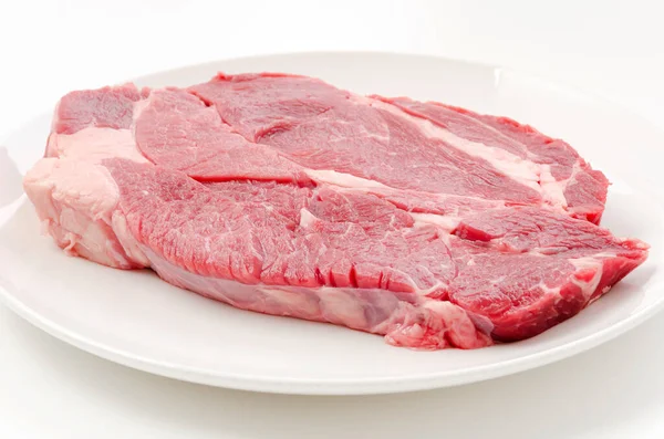 白盘上的新鲜生牛肉牛排 背景为白色 — 图库照片