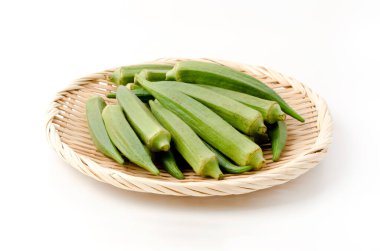 Bambu elek üzerine taze bambu beyaz arka planda