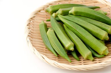 Bambu elek üzerine taze bambu beyaz arka planda