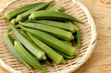 Bambu elek üzerine taze bambu beyaz arka planda