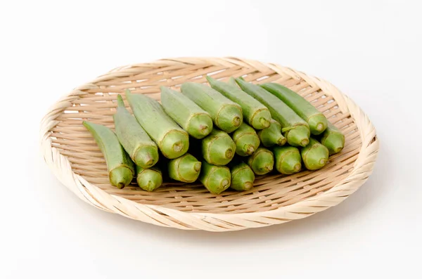 Okra Frais Sur Tamis Bambou Sur Fond Blanc — Photo