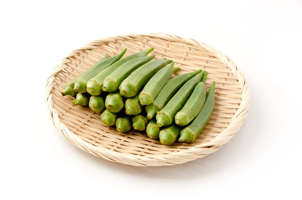 Okra Fresca Setaccio Bambù Sfondo Bianco — Foto Stock