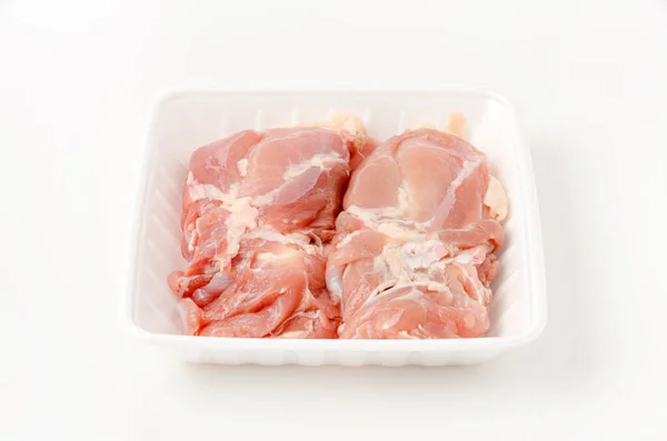 Pollo Crudo Cosce Carne Vassoio Schiuma Sfondo Bianco — Foto Stock